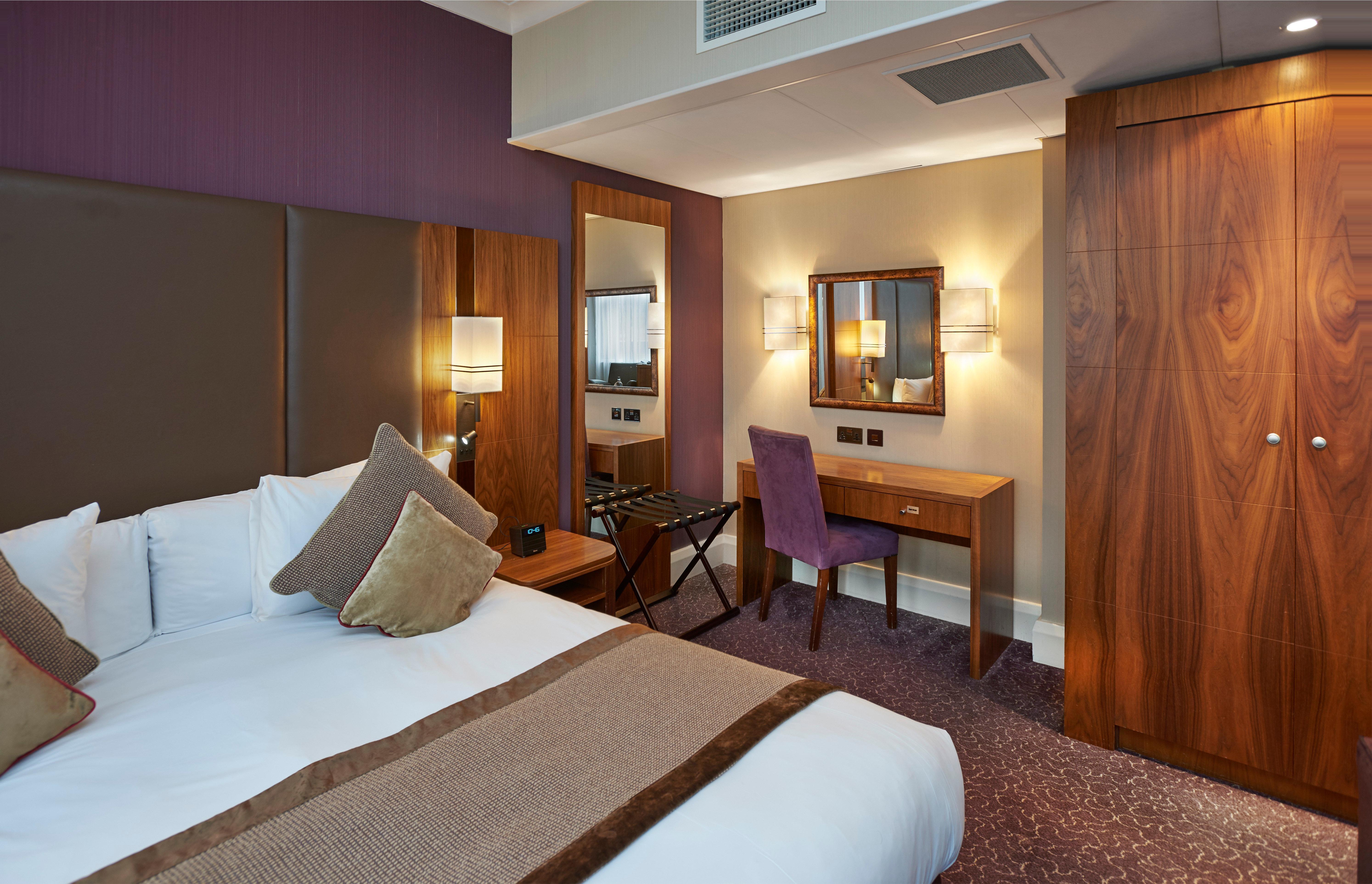 Crowne Plaza London Ealing By Ihg Hotel Exterior photo