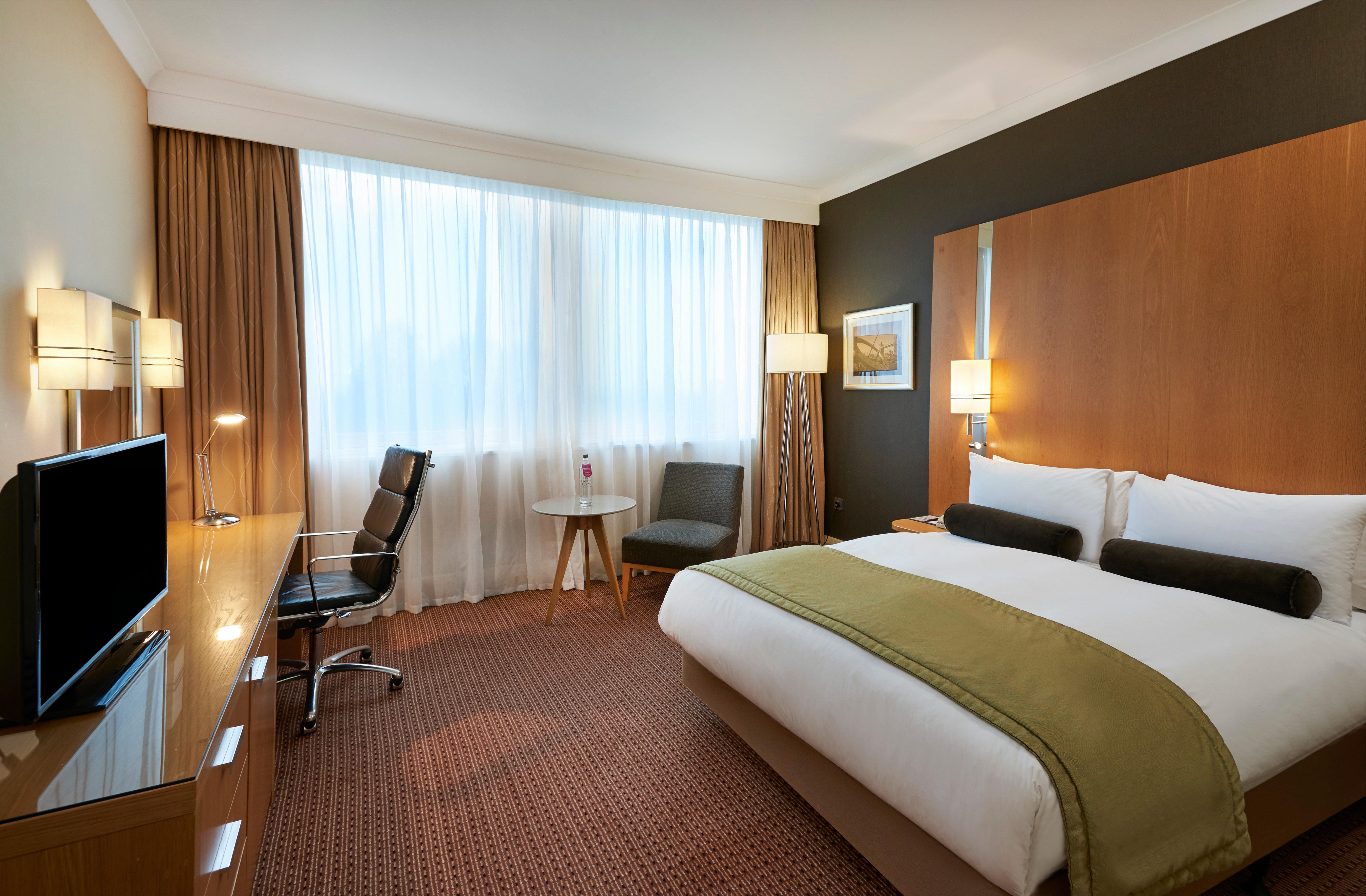 Crowne Plaza London Ealing By Ihg Hotel Exterior photo