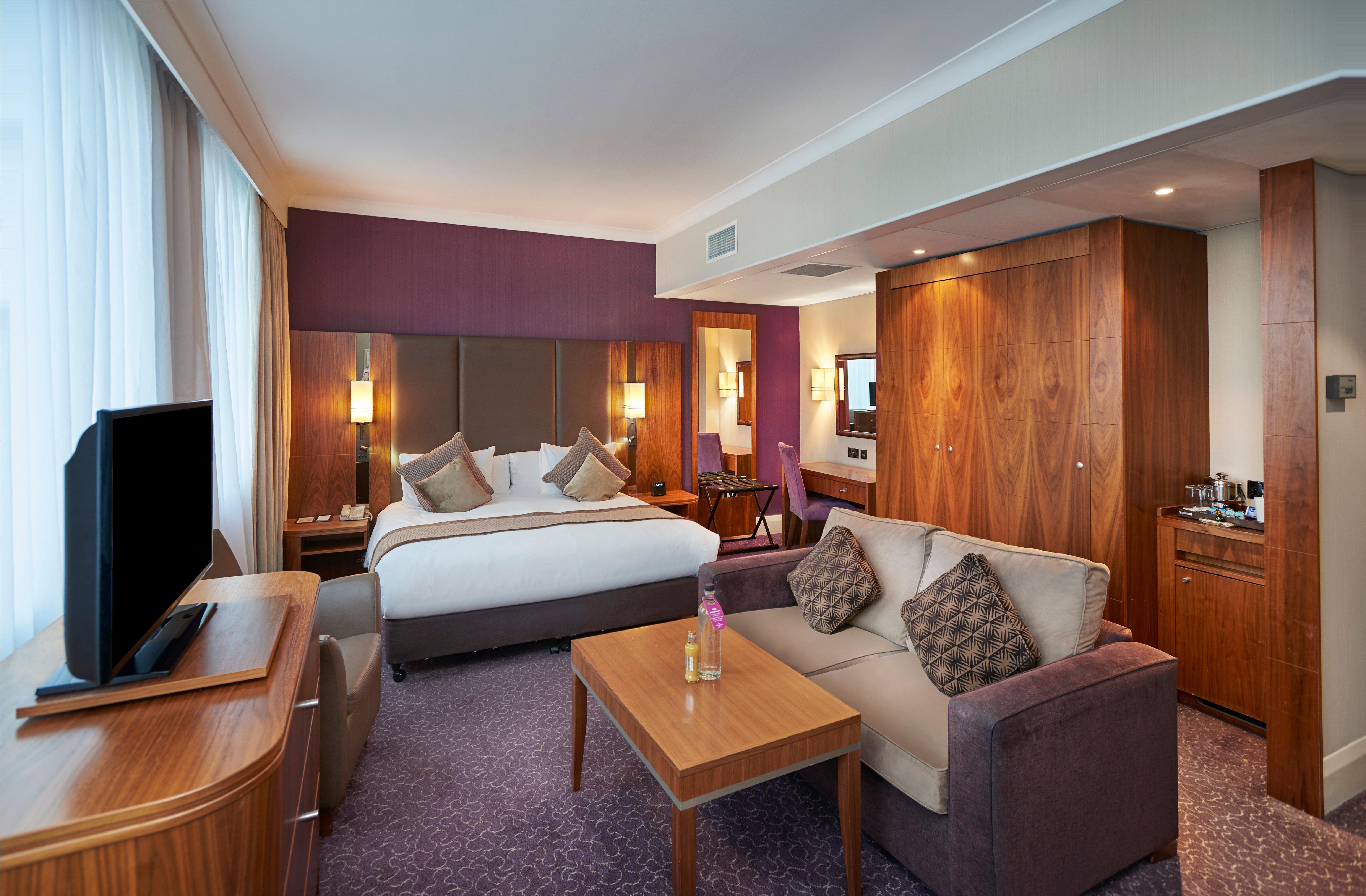 Crowne Plaza London Ealing By Ihg Hotel Exterior photo