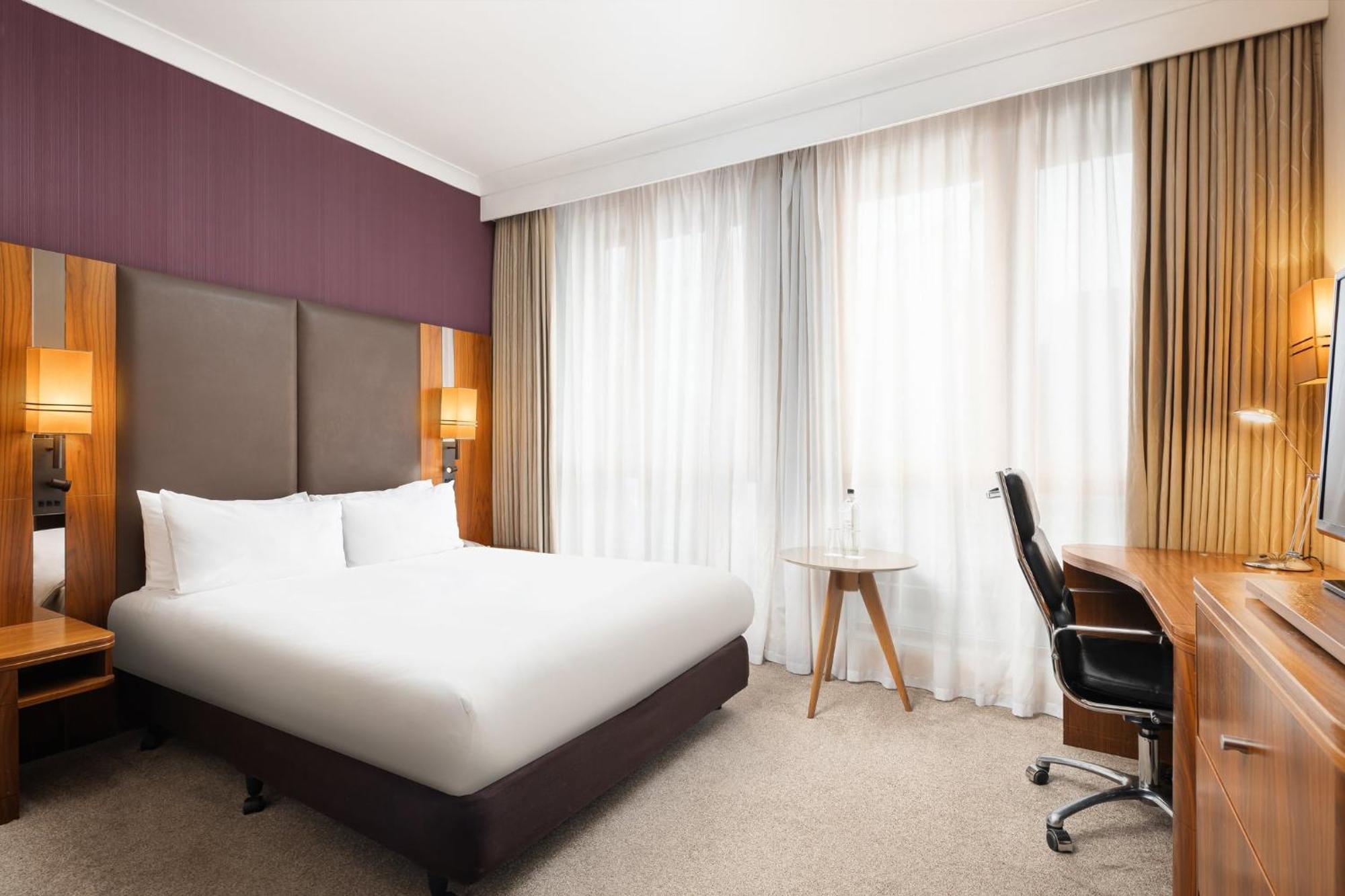 Crowne Plaza London Ealing By Ihg Hotel Exterior photo