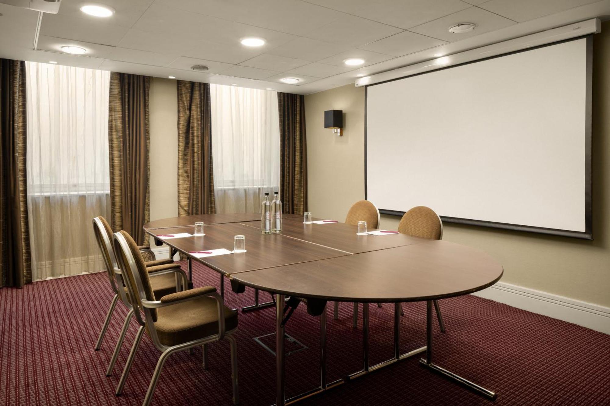 Crowne Plaza London Ealing By Ihg Hotel Exterior photo