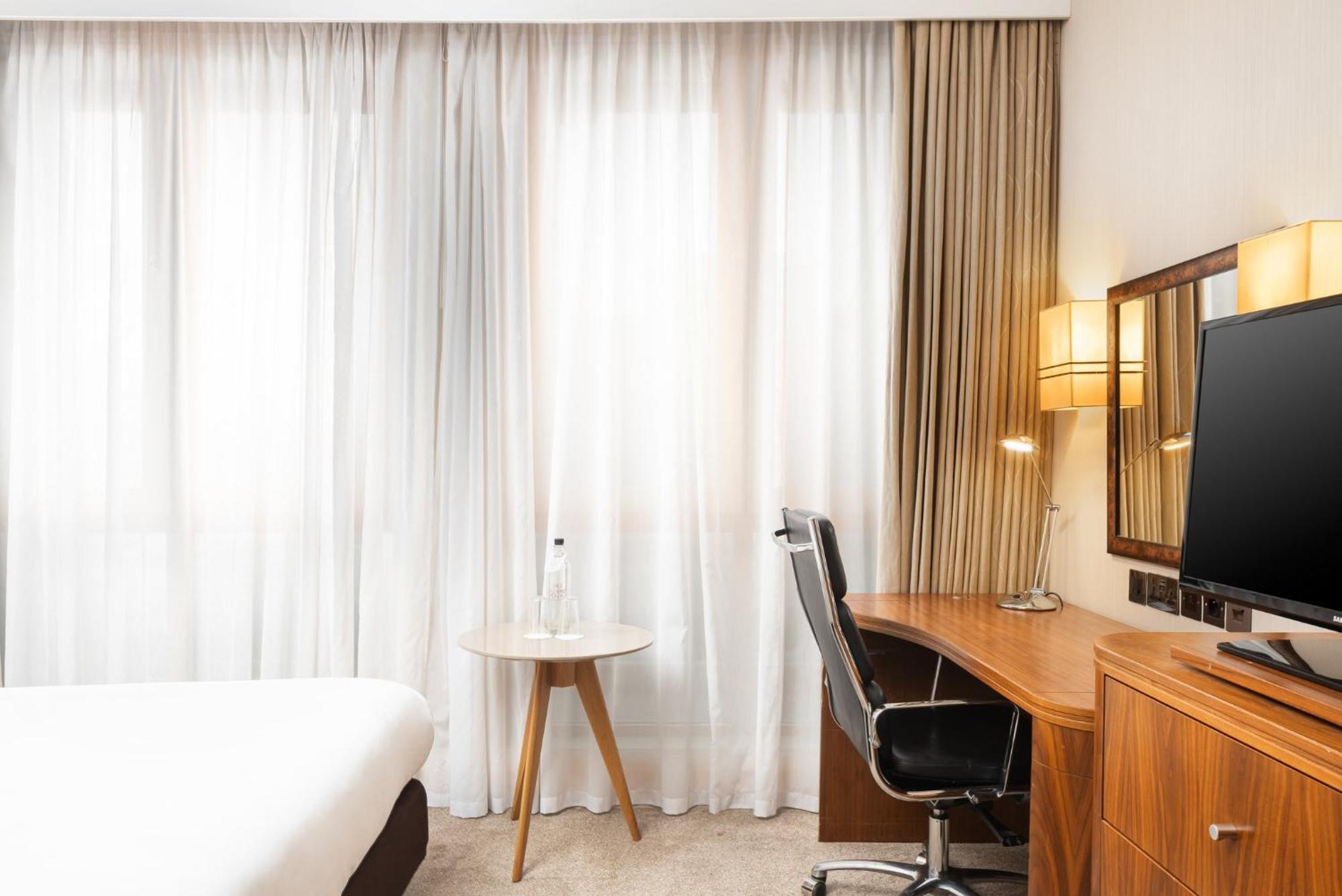 Crowne Plaza London Ealing By Ihg Hotel Exterior photo