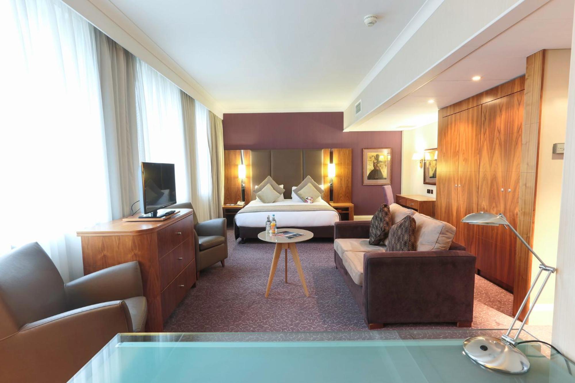 Crowne Plaza London Ealing By Ihg Hotel Exterior photo